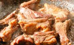 ホットプレートでスペアリブまで!?「ジュワッと溢れる旨味がたまらん!!」