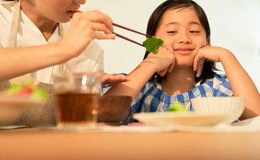 「苦手な食べ物を15回食卓に出すと子どもの好き嫌いがなくなる」ってホント！？