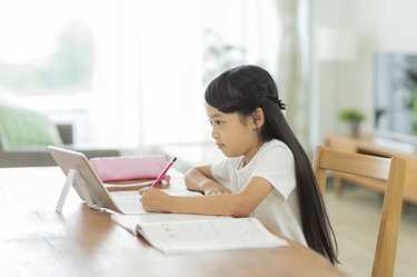 コロナ休校の小学校オンライン授業、親のサポートはやっぱり大変…！