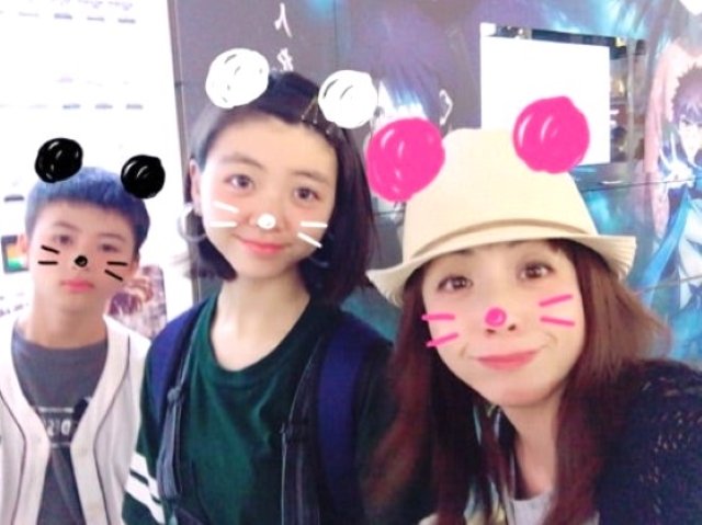采明さん、弟の元聖さんと羽野晶紀さん(2017年)