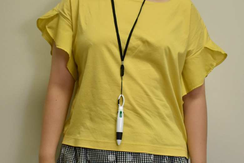 ダイソーの人気文房具「ストラップ付きボールペン」を首から下げた画像