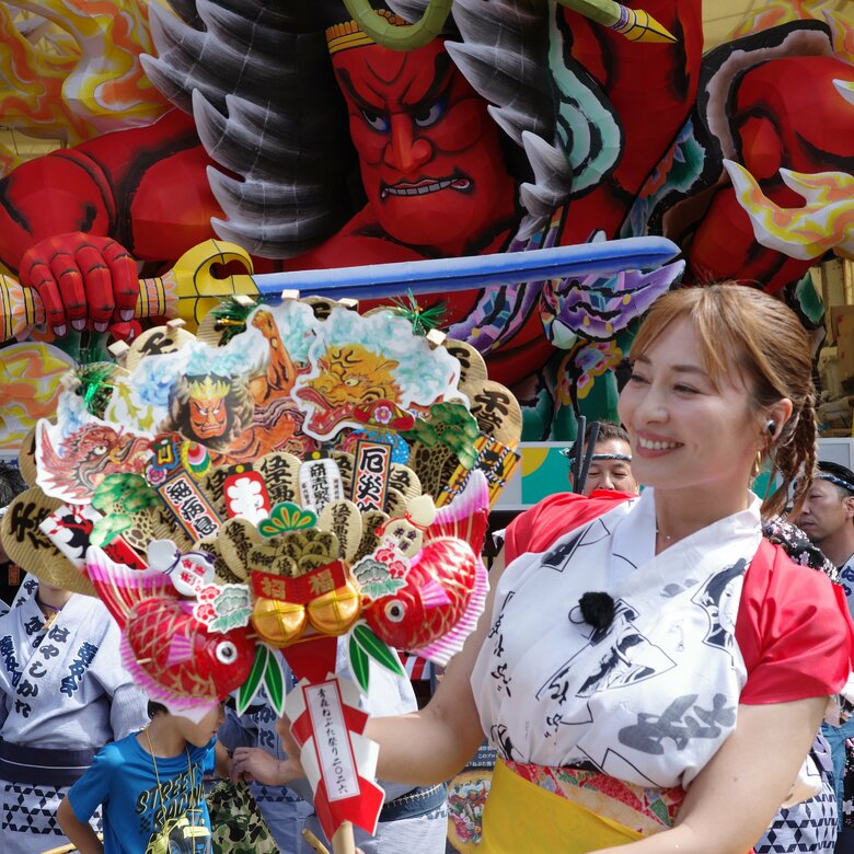 「衣装もキマってます」ふるさと・青森のねぶた祭りに参加する新山千春さん