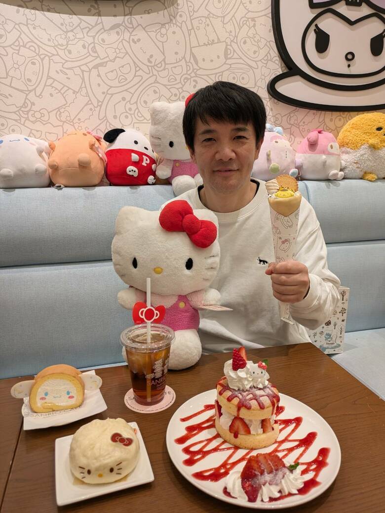 サンリオカフェでご満悦。最近は甘いものやキティちゃんが好きな一面を隠さなくなった