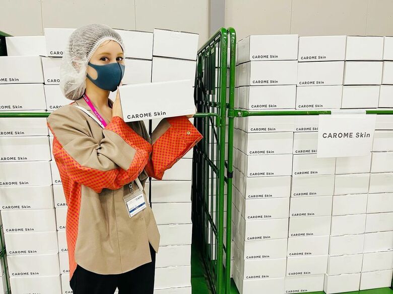 CAROME.Skinのオリジナル箱を手にするダレノガレさん
