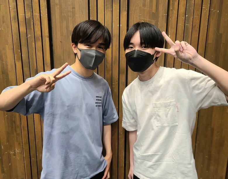 すっかり大人！18歳の石橋さん（写真右）とミュージカルで共演する鈴木福さん（写真左）とのツーショット「プライベートでも仲良し」