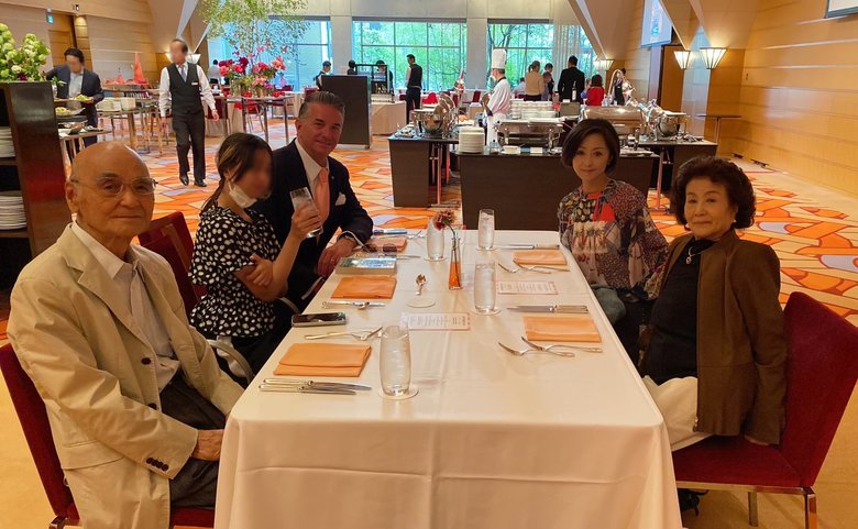 ご家族3人で長山さんのご両親と会食したときの一枚