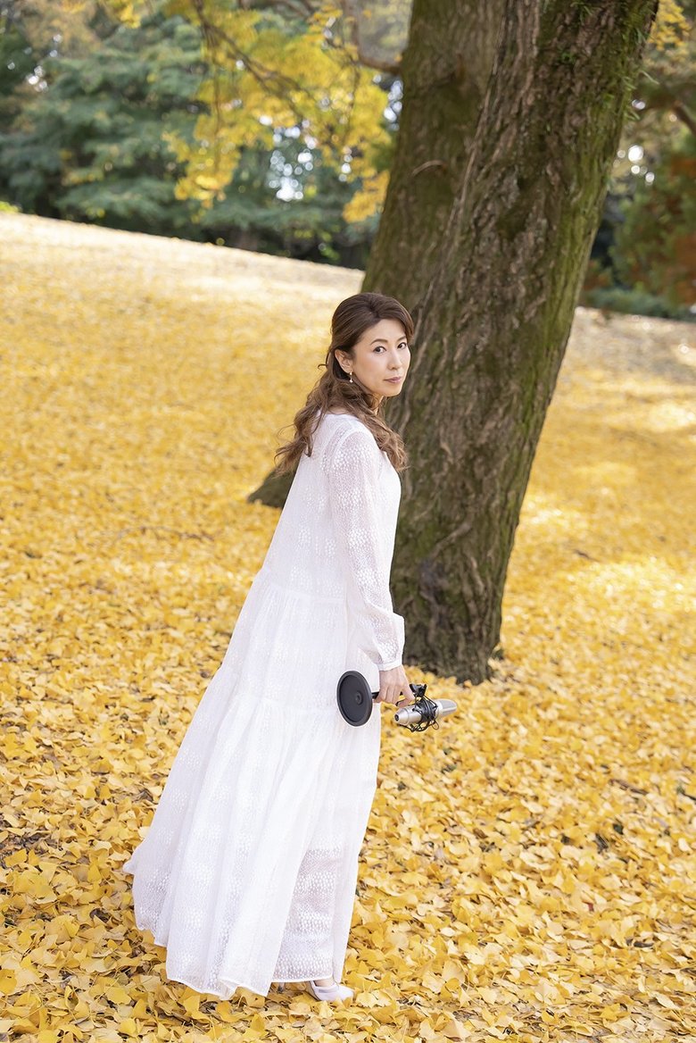 銀杏の絨毯に立つ三石琴乃さん