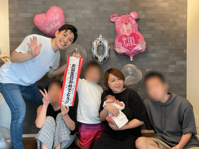 妻のツマツマさん、4人の子どもと一緒の守屋俊甫さん