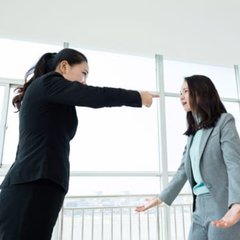 【ママ友トラブル】授業参観中に勃発した〝マウントバトル〟が収まらない!!