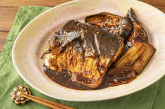 さばの味噌煮のレシピ「赤味噌に変えただけでコクと旨みがアップ」