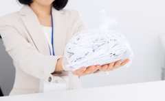 職場の雑用を押しつける先輩とモヤる後輩、それぞれの盲点