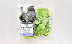 濃厚なごま油のコクに箸が止まらない！セブンの「サンチュと三陸産わかめの塩チョレギサラダ」