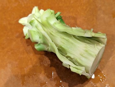 「皮がペロン」画期的なブロッコリーの茎の調理法に6万いいね「これなら食べやすい」