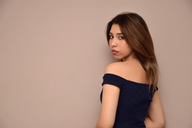 同窓会にワンピースを着ていく女性の画像