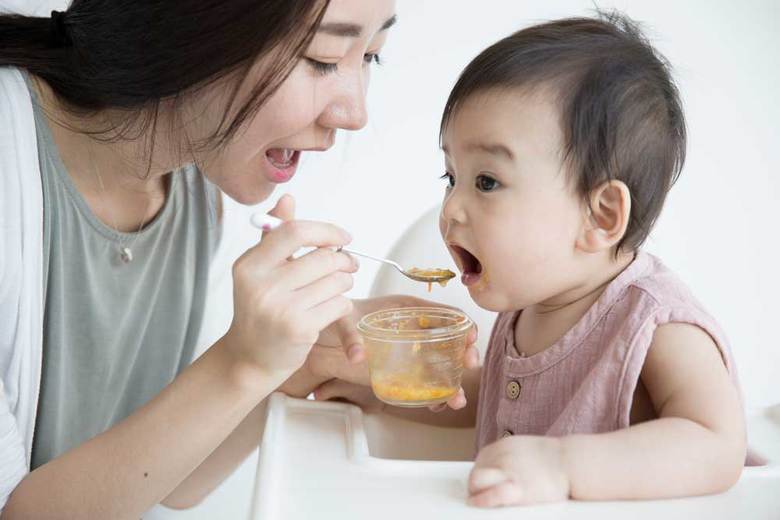 離乳食が進まないと悩むママのイメージ