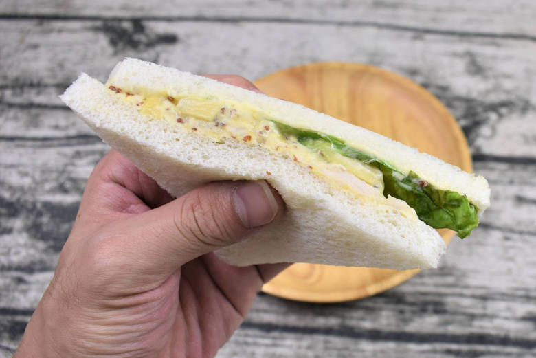 セブンイレブンのおすすめランチ「アボカド＆チキン（ハニーマスタード）」の実食画像