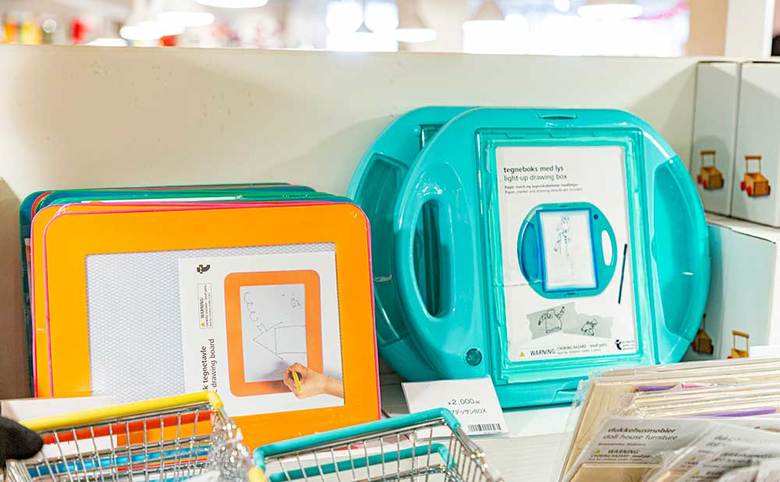 フライングタイガーのお絵描きボードとライトアップデッサンBOX