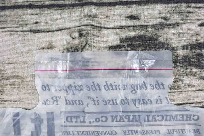 ダイソーのおすすめ商品「どこでもペタッとゴミ袋」の使用中画像