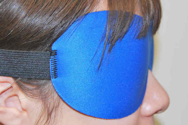 ダイソーのおすすめ商品「立体型クッションアイマスク」の使用中画像