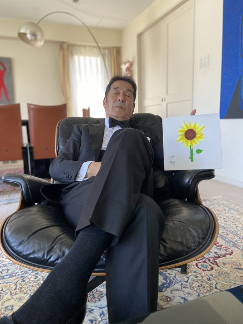 可愛らしい手描きのひまわりとシックなスーツ姿がギャップ萌えです