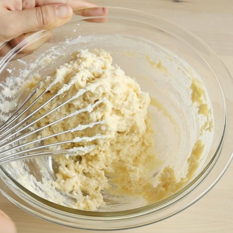 【作り方】4.泡立て器で大きくすくう→落とす…を10〜20回繰り返しつつ混ぜるとよい