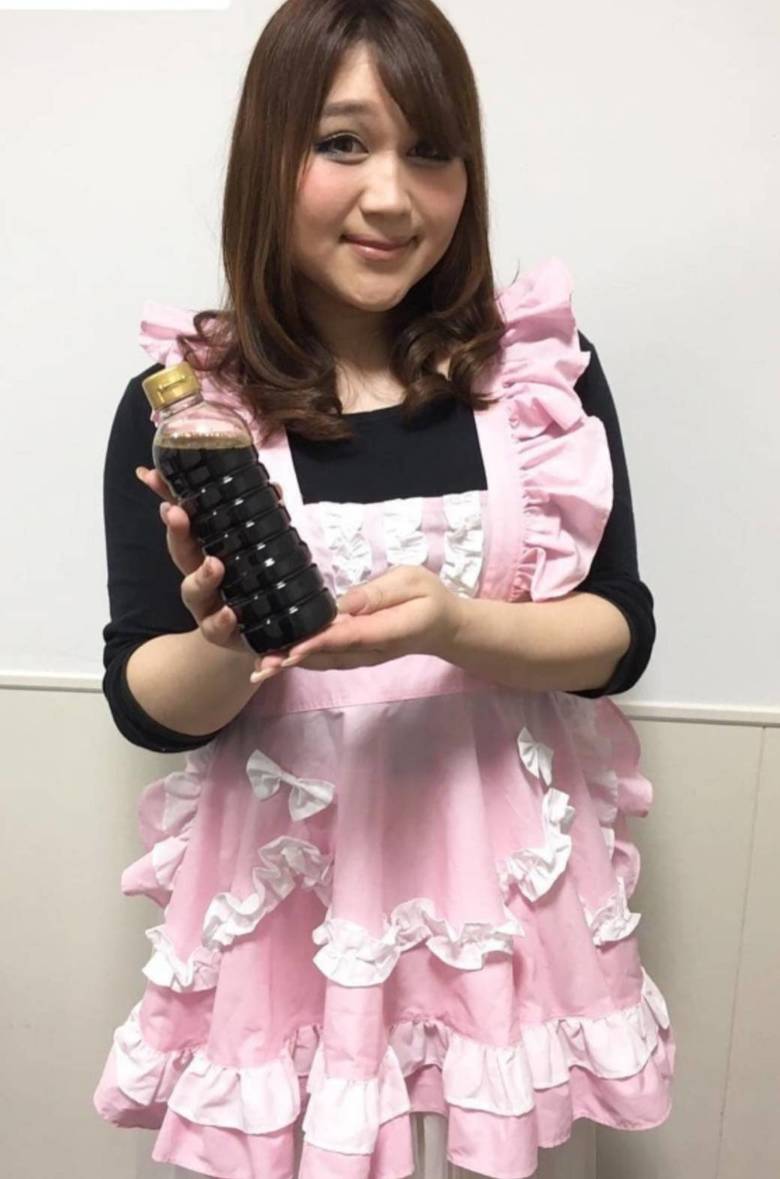 フリフリのキュートなエプロンがお似合い。ちなみに好きな食べ物は「食べ物」だそう