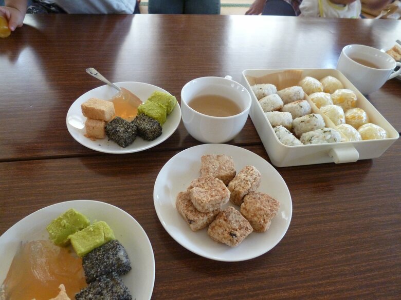 妊産婦さんたちには片手で食べられるおにぎりやおやつを準備し、リラックスしておしゃべりを楽しんでもらう工夫も