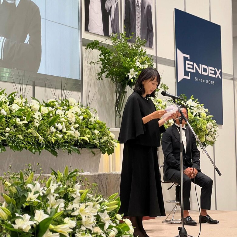 生前葬で弔辞を読む妻の理子さん