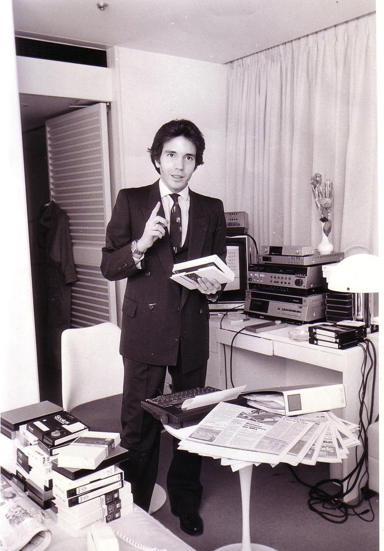 来日当初から、ホテル住まいをしながら仕事をしていた