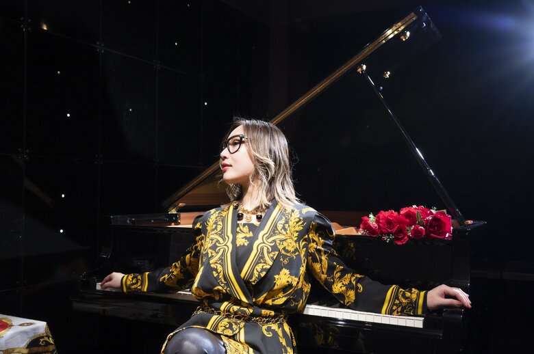 ピアノ上には華やかな演出としてつねに深紅の薔薇の花束が置かれている