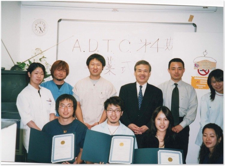 アメリカで歯科技工士として働いていた頃の田村さん（一番左）