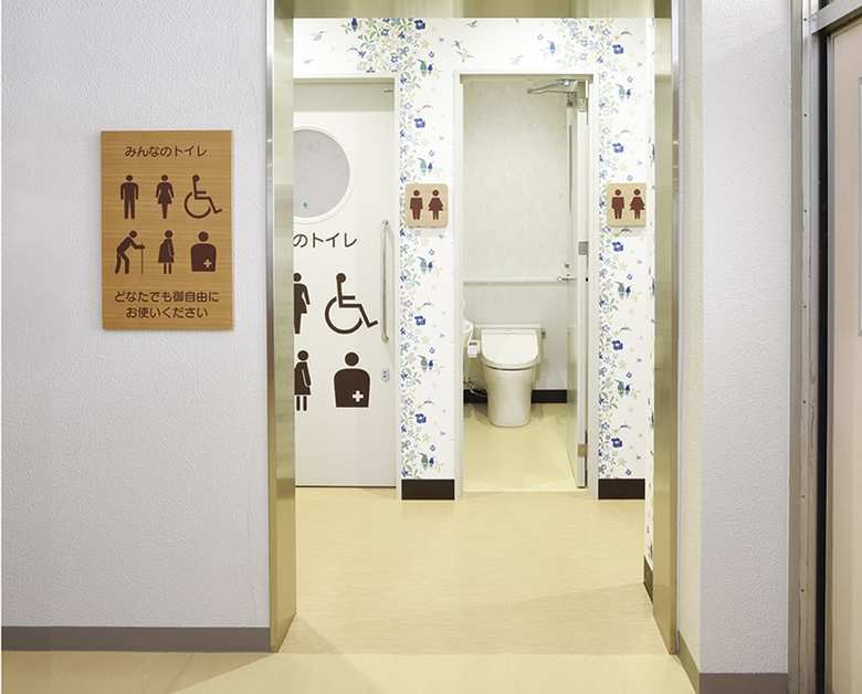 前室が設けられた小学校のトイレ。誰がどの個室を選んだのかがわかりづらい設計になっている（画像提供：学校のトイレ研究会）