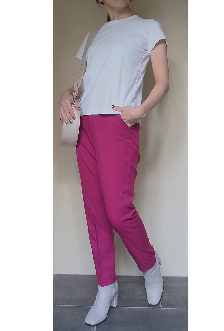  ▲袖、襟ぐり、丈感、身幅、すべて気に入ったユニクロUのTシャツ。きれいな色のパンツを合わせてラフすぎないコーデに。脇役のバッグと靴をアイボリーグレーで統一してバランスよく見せる。 