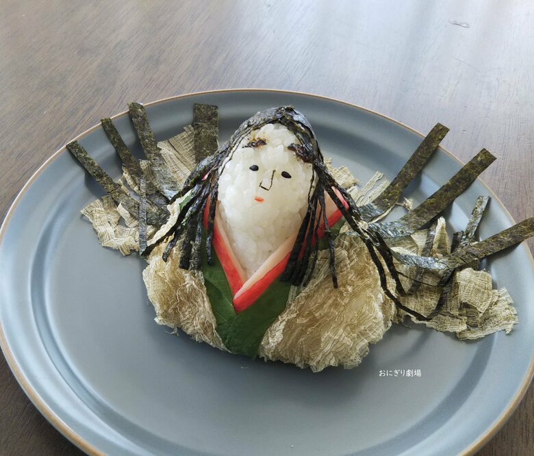 海苔で長い黒髪を表現した「紫式部」のおにぎり