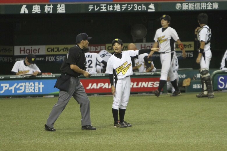 監督として、毅然とした態度で審判と話し合う片岡さん