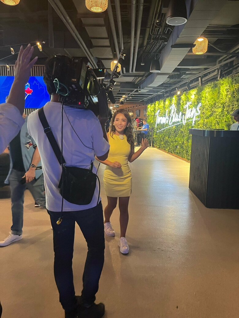 キャスターとしてカメラの前に立つ菊池瑠美さん