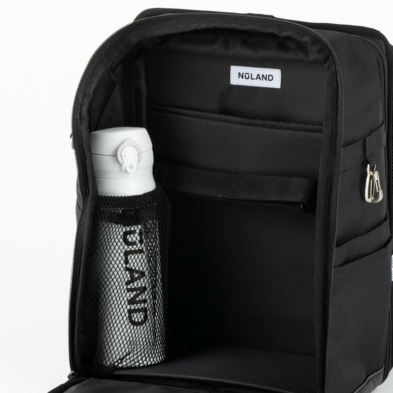 内側には1リットルの水筒を収納できるポケットがあり、タブレットや鍵などの専用収納スペースも