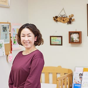 一般社団法人べビケア推進協会代表理事。さら助産院院長。聖母女子短期大学助産学専攻科（現上智大学総合人間科学部）卒業。大学病院や総合病院に勤務した後、夫の転勤で各地を転々とした経験をもつ。2009年5月、さら助産院を開業。地域の新生児訪問などを含め、約5万人の育児相談に関わっている。平成29年には母子保健奨励賞、令和元年には内閣府特命担当大臣表彰を受賞。主な活動は、母乳育児相談、ベビマクラス、講演活動など。著書に「お母さんのための性教育入門」（実務教育出版）。
取材・文／西尾英子　撮影／河内 彩