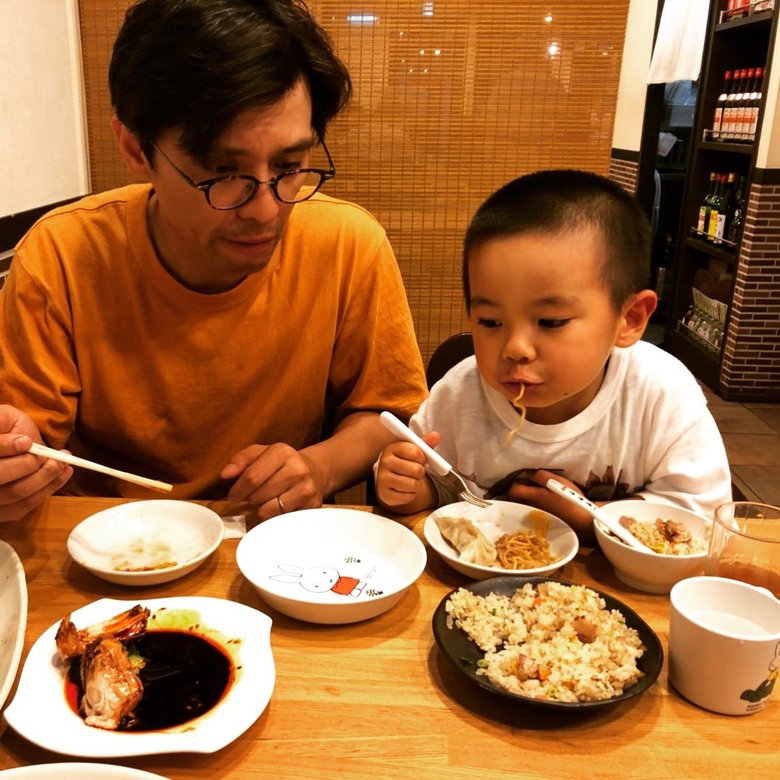 ▲「なに食べたい？」と聞くと「チャーハン！」or「にく！」の二択しかない息子。