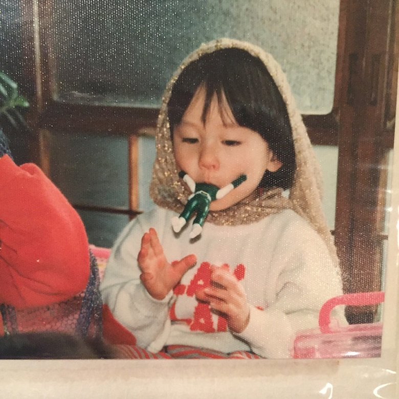 幼少期の宮島さん。ヒーローの人形が好きすぎてパクリ