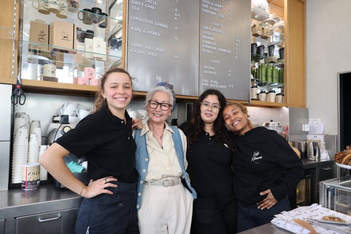 石井庸子さんと「カフェ キツネ ルーブル」のスタッフたち