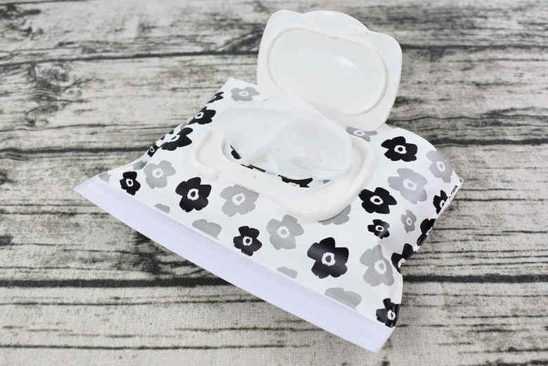 セリア「ウェットシートケース（北欧花柄）」のアップ画像