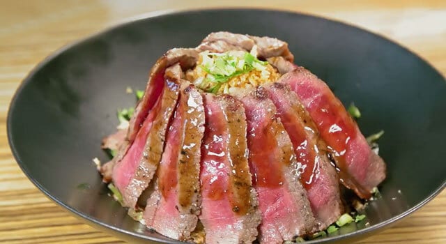 佰食屋の看板メニューの国産牛ステーキ丼