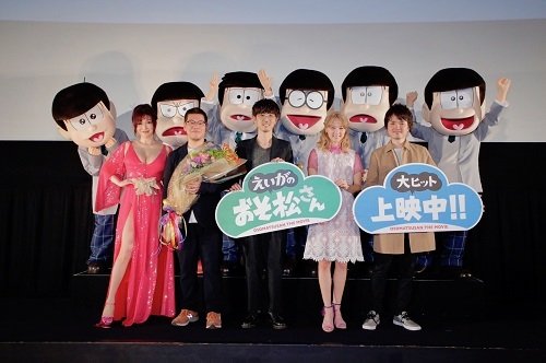 美香さんと一緒に記念写真でいつもよりもはしゃぐ6つ子たち