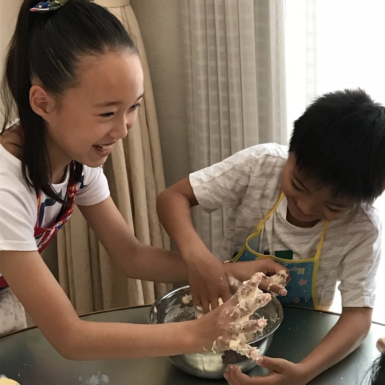 ▲「手がベタベタ〜！」悪戦苦闘しつつ楽しんでます。