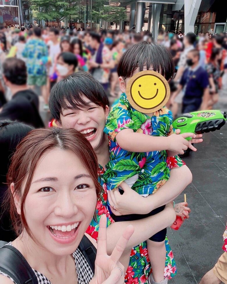 8歳年下の夫「りおなり」さん、3歳の息子さんと、タイ伝統の水かけ祭りに参戦。気持ちよさそう～！