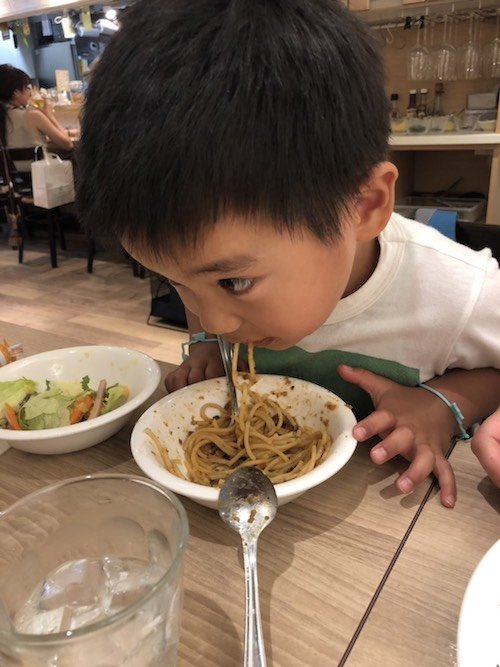 ▲好き嫌いもなく割となんでも食べてくれてありがたい。ただ、スパゲッティは発音が難しいらしく「スカベッピ」と呼んでます。こんなかわいい言い間違いも、そのうち無くなっちゃうんだよね！