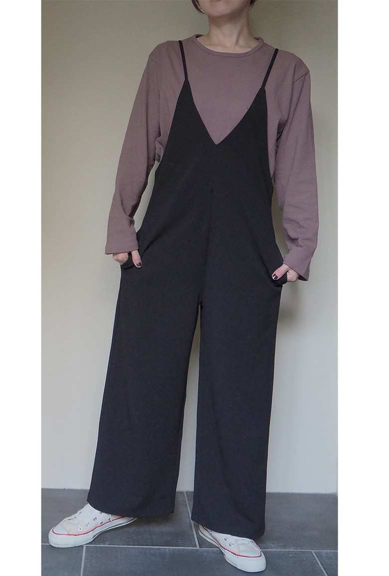 ▲OFFのコーデは、カットソー＆コンバースでラクちんに。カットソーはモカブラウンで大人っぽく。