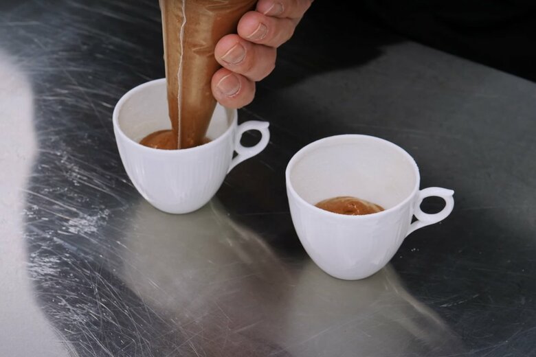 【スフレの作り方1】しぼり袋に生地を入れてカップの半分くらいまで入れる