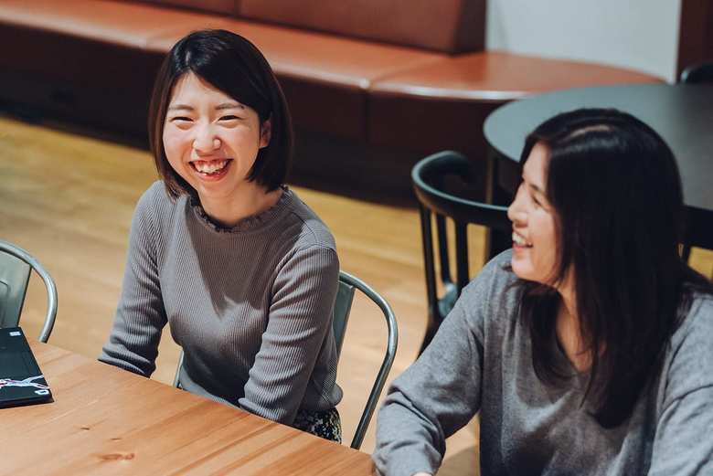 サイボウズ株式会社人事本部人事労務部に所属する野間 美賀子さん。2016年サイボウズに新卒社員として入社。配属後、総務・労務分野を幅広く経験し、現在は人事制度（主に給与評価や働き方）の企画・運用、人事労務業務を担当する。